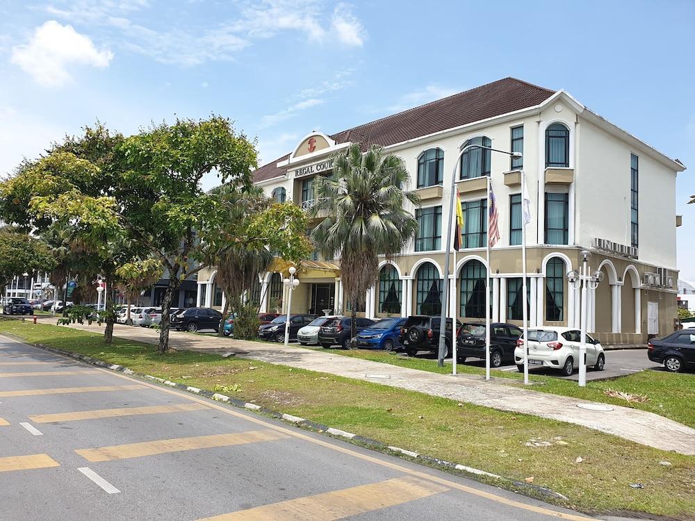 Regal Court Hotel Kuching Buitenkant foto