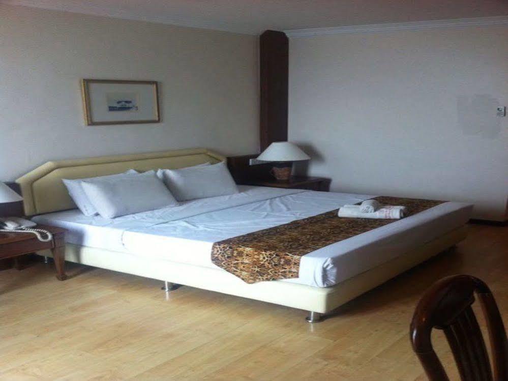 Regal Court Hotel Kuching Buitenkant foto