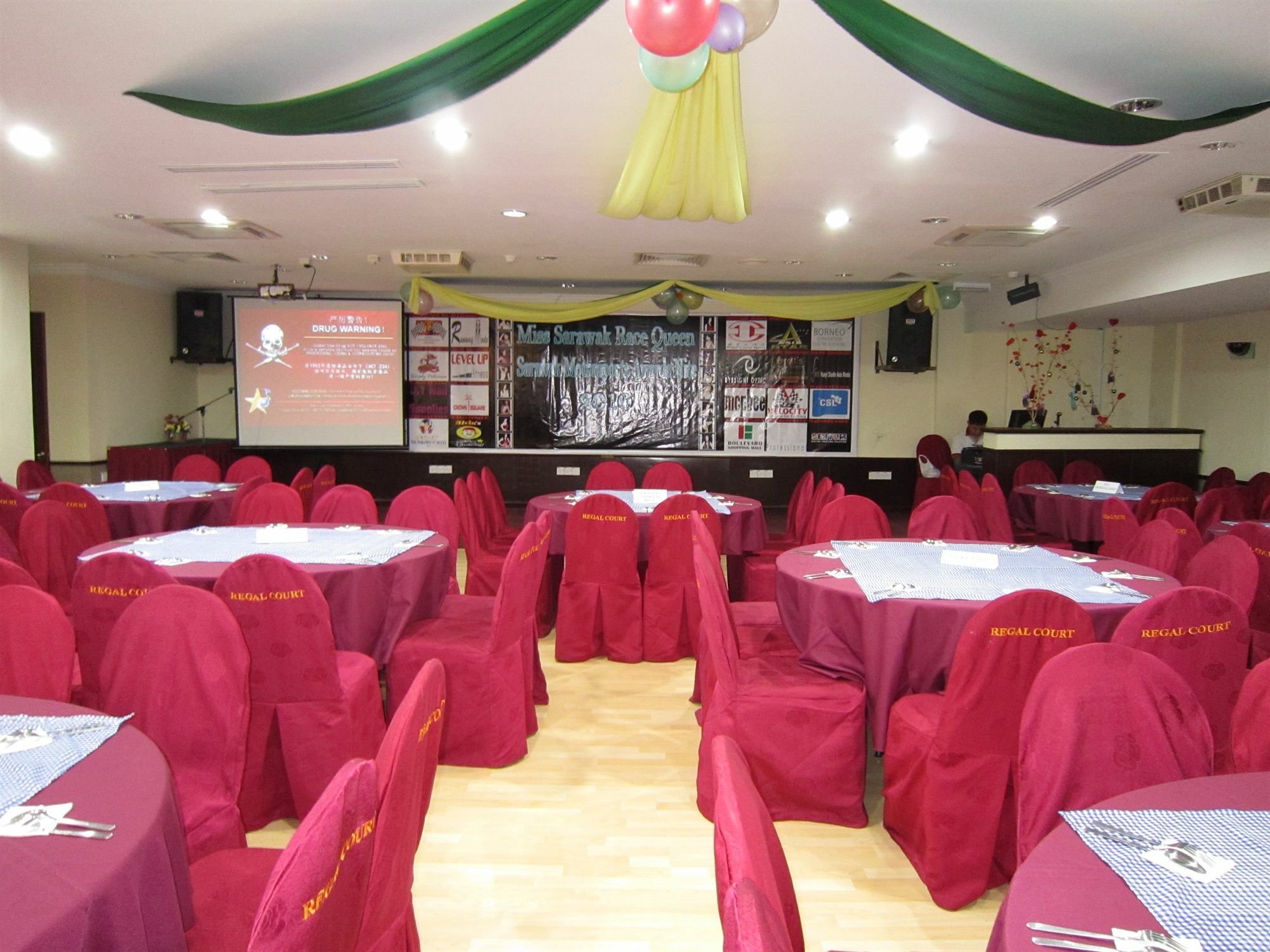 Regal Court Hotel Kuching Buitenkant foto
