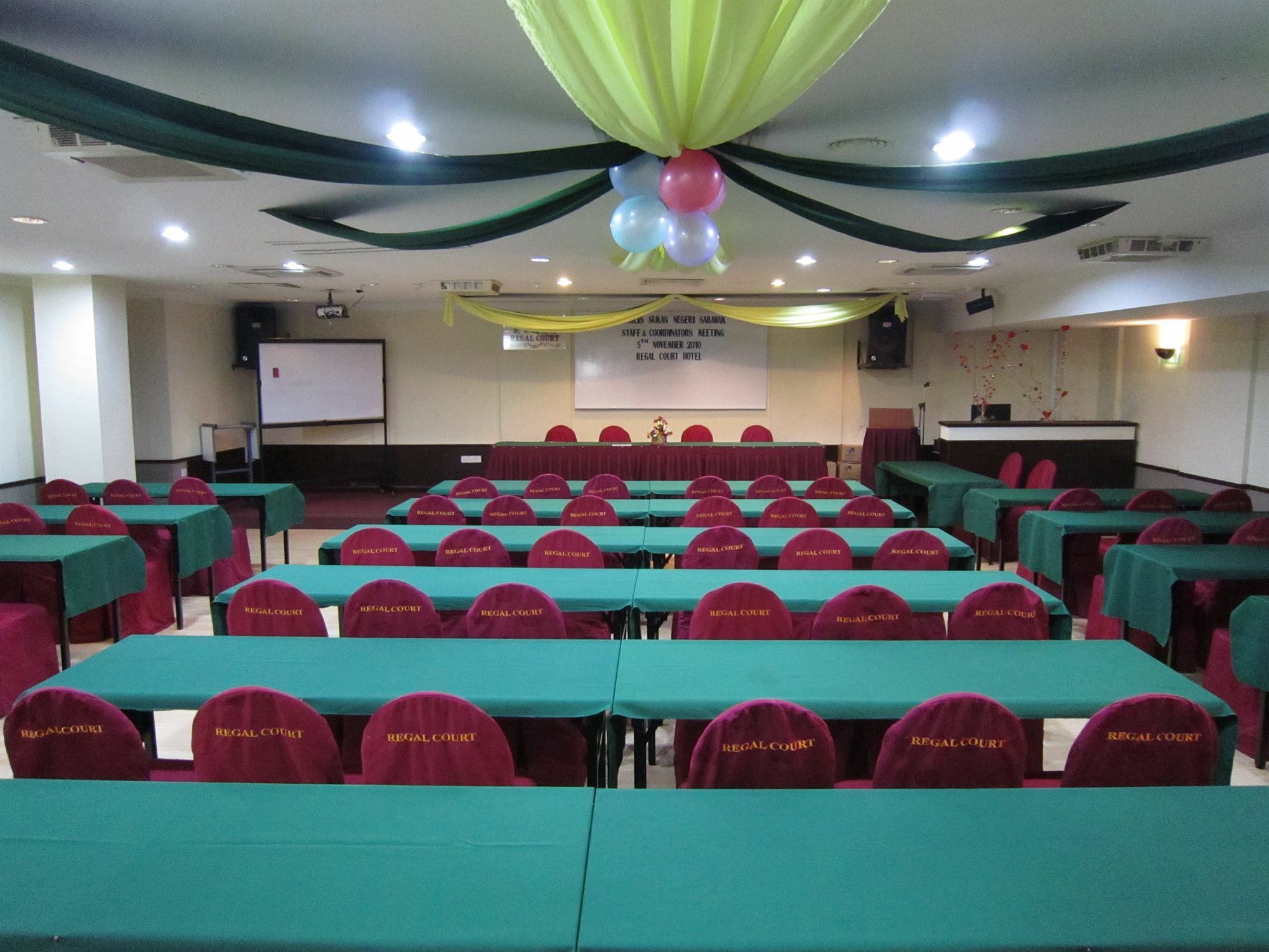 Regal Court Hotel Kuching Buitenkant foto