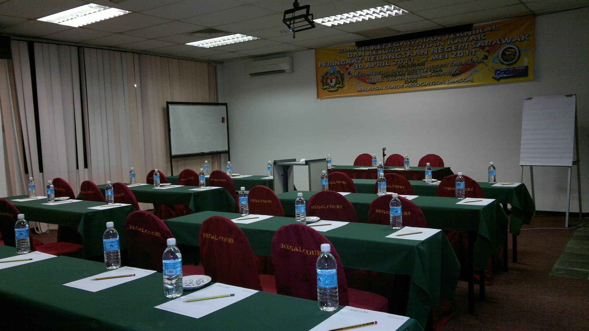Regal Court Hotel Kuching Buitenkant foto